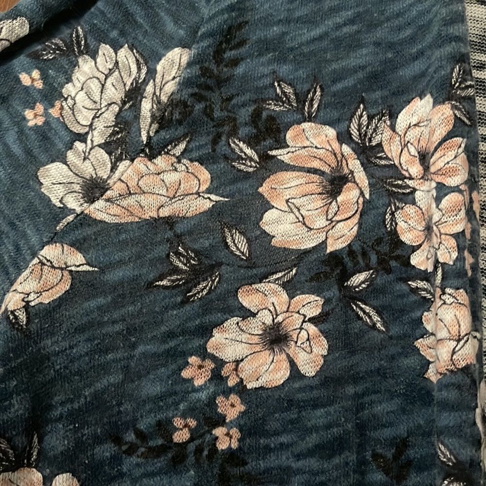 Lightweight Floral Cardigan   - Picture 3 of 6